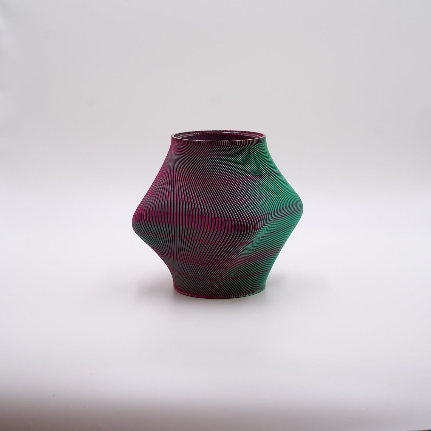 Bloz Blend 20 – farvestrålende 3D-printet vase i Watermelon med blob-lignende, organisk form