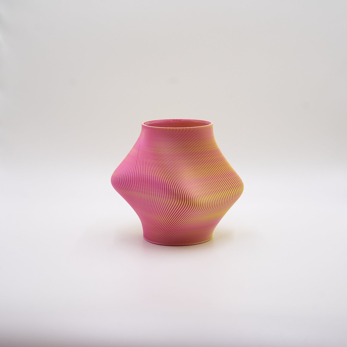 Bloz Blend 20 – farvestrålende 3D-printet vase i Cotton Candy med blob-lignende, organisk form