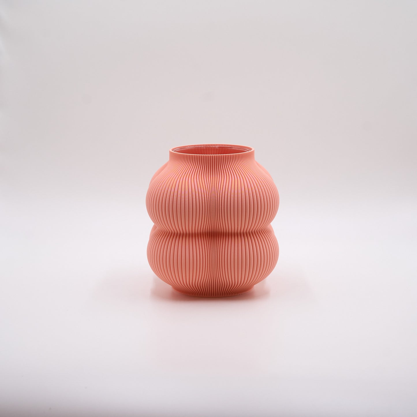 Edge Peach Big – 3D-printet vase i Peach med legende, buet form og glat finish