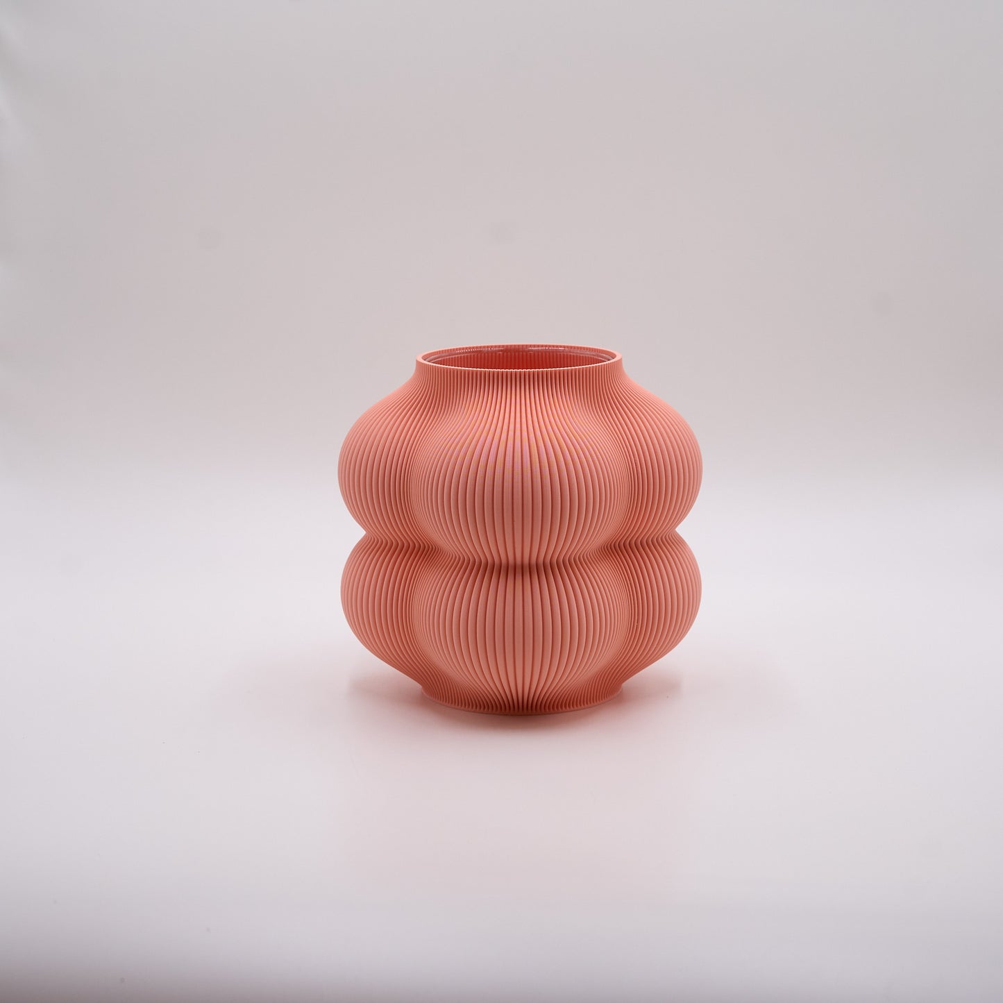 Edge Peach Big – 3D-printet vase i Peach med legende, buet form og glat finish