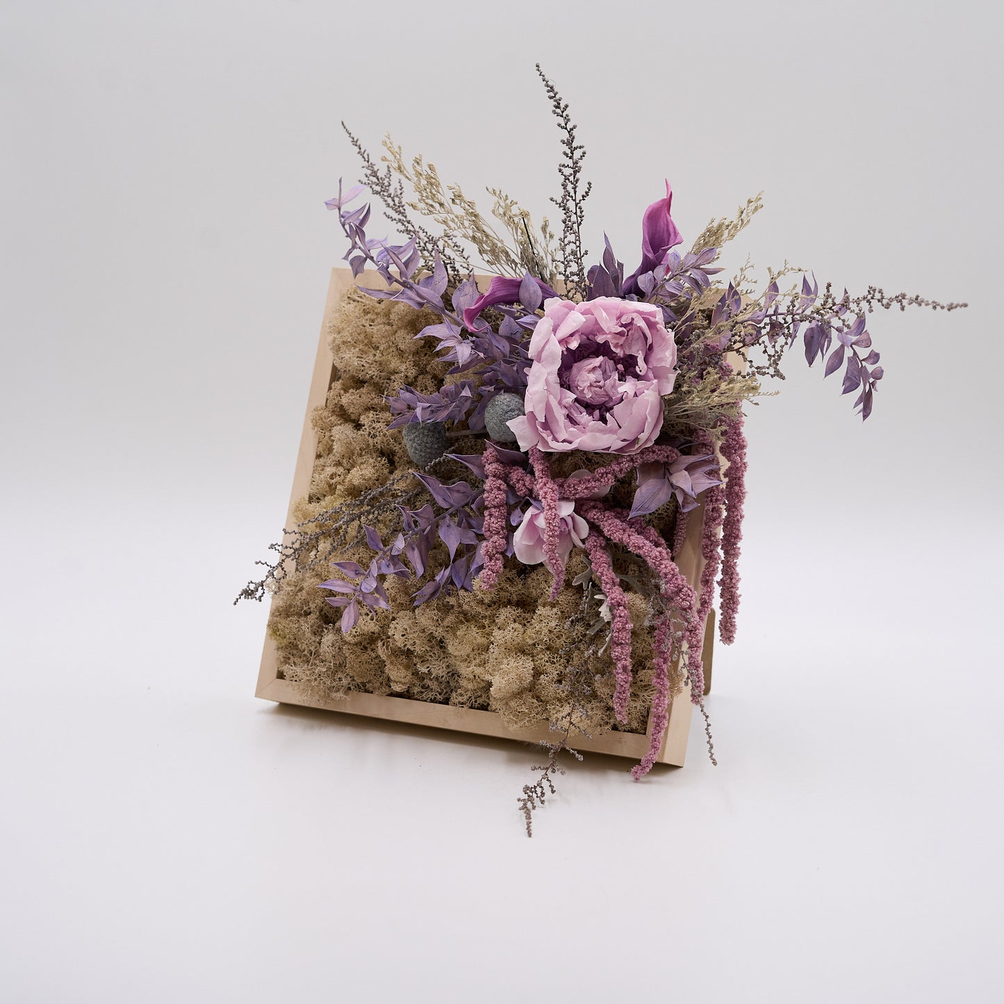 Drømmende kombination af præserveret mos og lilla blomster.