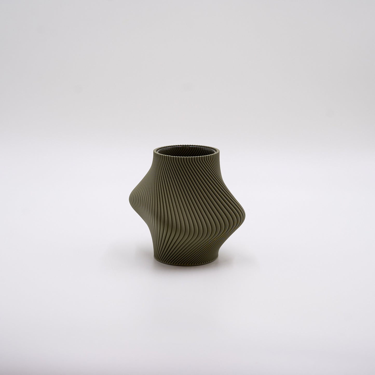 Bloz 14 – 3D-printet vase i Olive med asymmetrisk, blob-lignende form