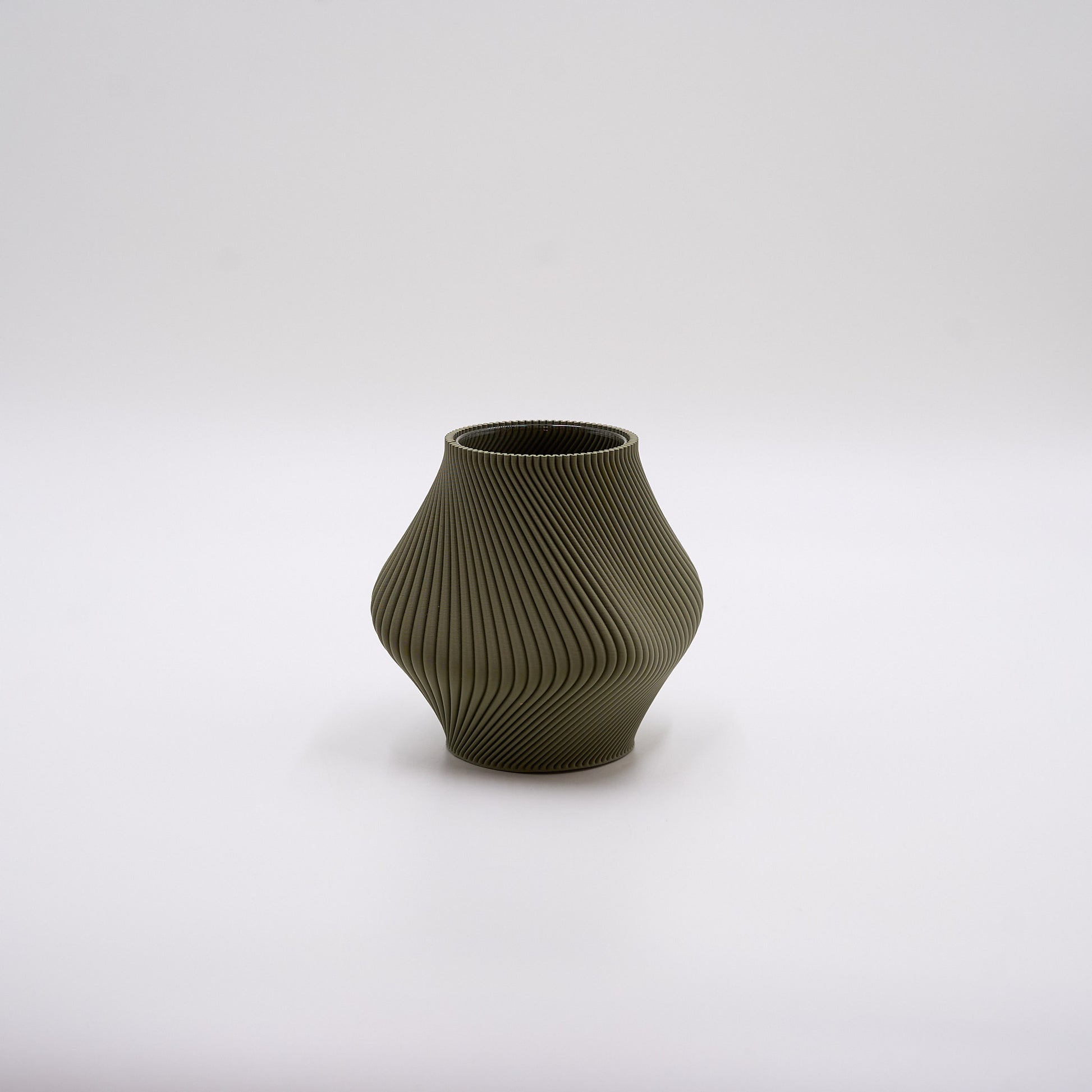 Bloz 14 – 3D-printet vase i Olive med asymmetrisk, blob-lignende form
