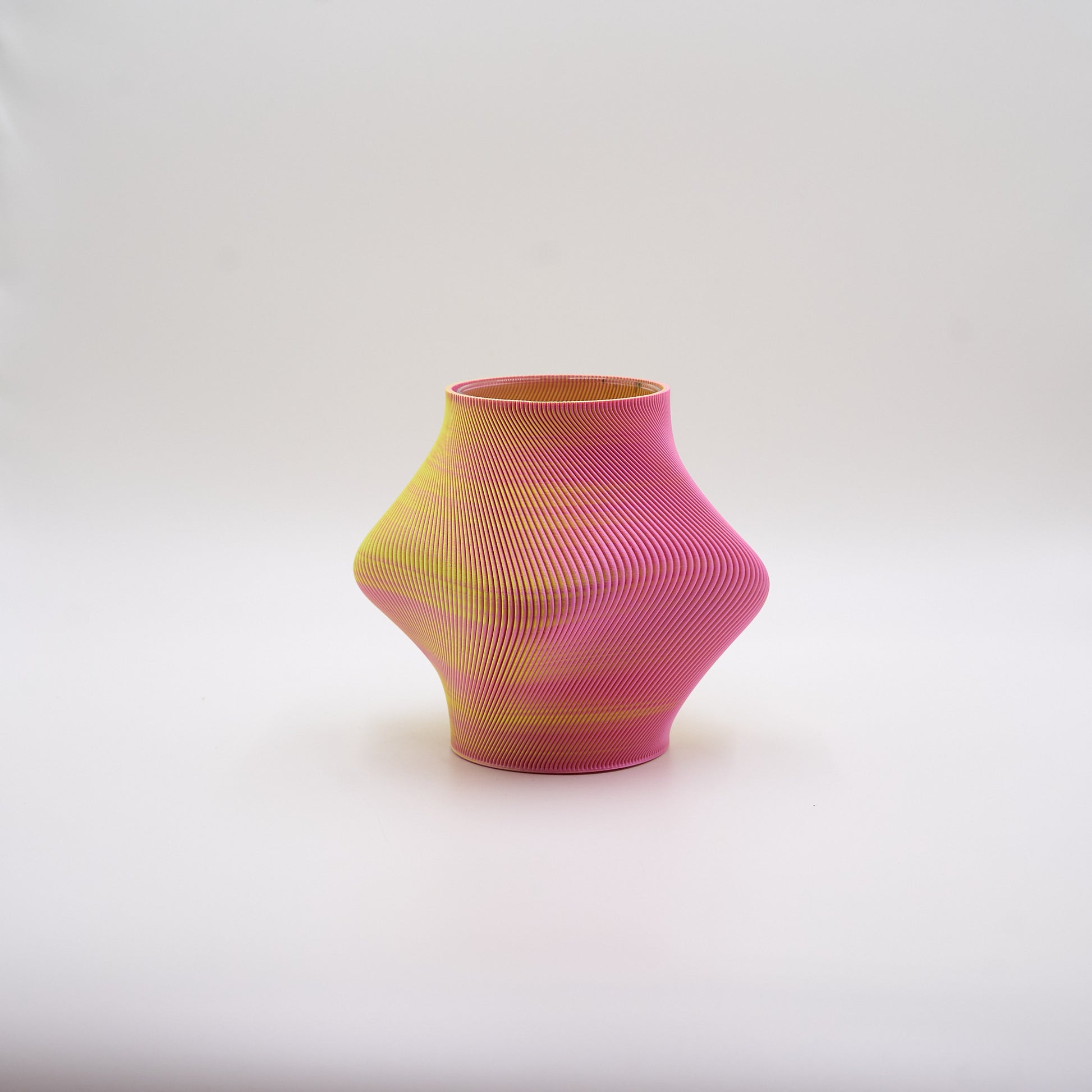 Bloz Blend 20 – farvestrålende 3D-printet vase i Cotton Candy med blob-lignende, organisk form