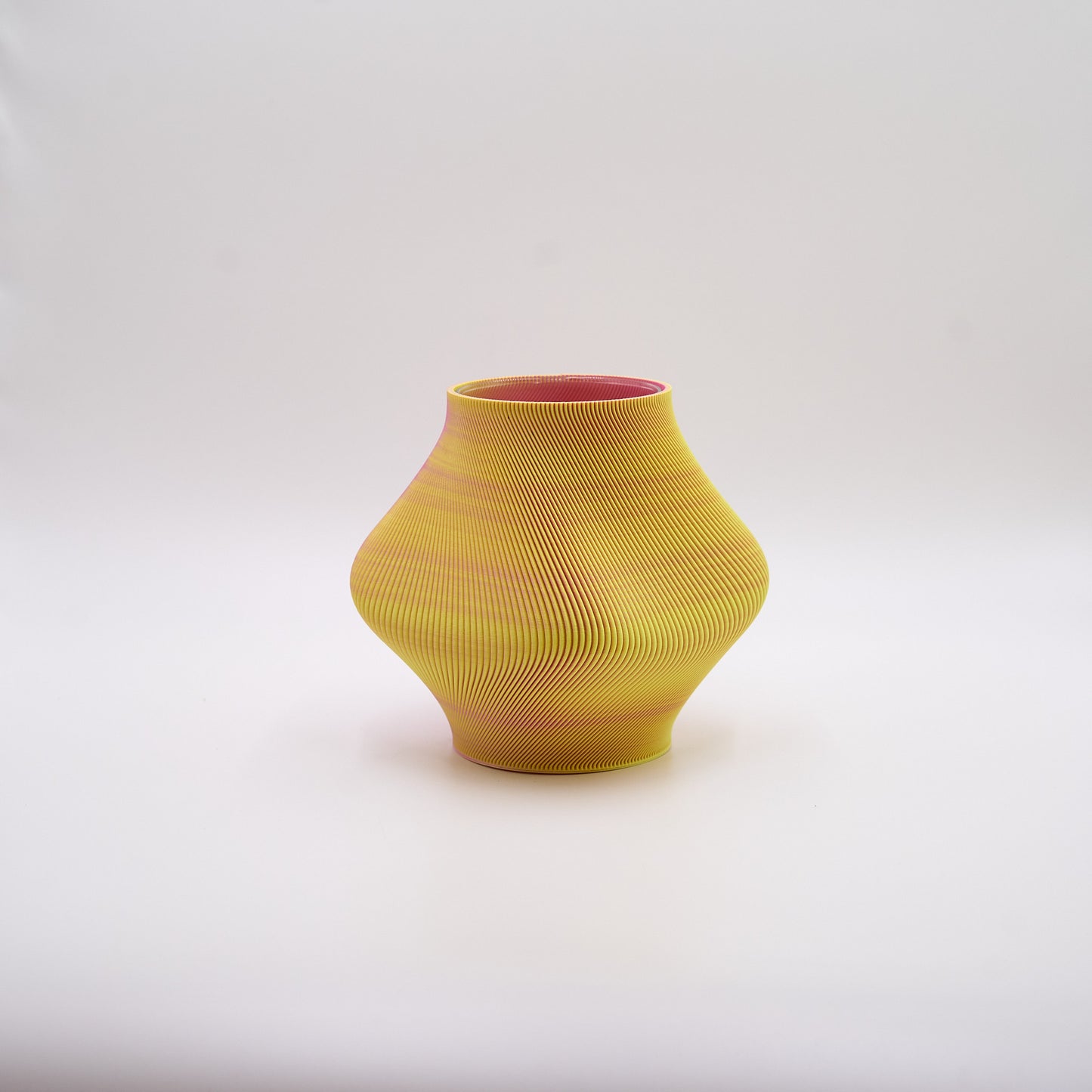 Bloz Blend 20 – farvestrålende 3D-printet vase i Cotton Candy med blob-lignende, organisk form