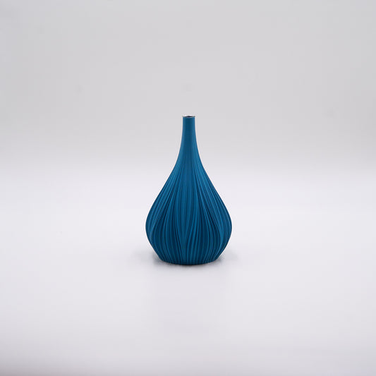 Fald 21 – 3D-printet vase i Mosaic Blue med struktureret foldemønster